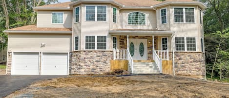 Tobyhanna Vacation Rental | 5BR | 5.5BA | 4,000 Sq Ft | Stairs Required