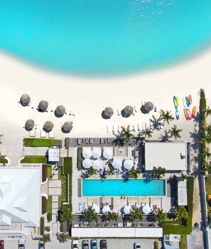 Beachfront pool and restaurant. Calm water. 