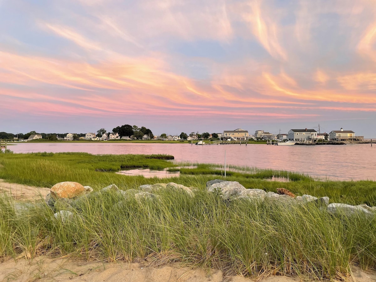 Cozy cottage in Old Saybrook beach community, walking distance to private beach.