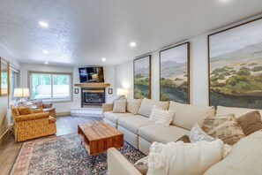 Living Room | Queen Sleeper Sofa | Free WiFi | Smart TV | Central Heating