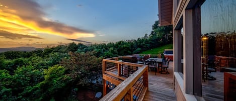 Welcome to Sky Sunset Stay! Enjoy the rarity of breathtaking views from both the east and west at our stunning location. Immerse yourself in the beauty of sunrise and sunset panoramas that create an unforgettable backdrop for your stay.