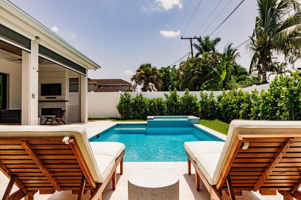 Heated Pool, Heated Spa, Lounge Chairs, Fully Fenced.