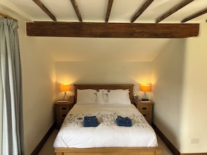Kingsize bed with 100% cotton quality bed linen. 
