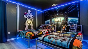 Kids will have fun in this Star Wars bedroom with cool lights