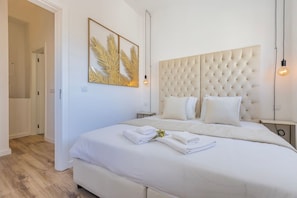 What better way to start a bright cheery day than after a restful night in this comfy queen-size bed and cozy linen :D #pt #portugal #lisbon #bright #cheery #comfy #cozy