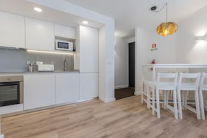 Enjoy a warm and delicious homemade meal in this modern and bright kitchen, which is fully equipped with all the amenities necessary #pt #portugal #lisbon #homemade #modern #bright #fullyequipped