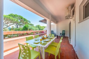 The balcony has a dining area as well as a lounge area, perfect to relax and enjoying the wheather.
#balcony #goodwheather #algarve #portugal