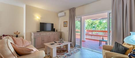 living room with a large window that fills the room with natural light and accesses to the balcony.
#relax #naturallight #algarve #portugal