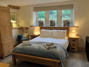 Kingsize bed with luxury linen.