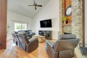 Living Room | Smart TV | Fireplace | Central Heating & A/C | Free WiFi