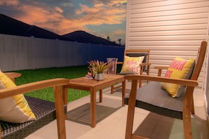 Outdoor conversation set (lanai)