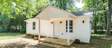 Greer Vacation Rental | 3BR | 2BA | 1,300 Sq Ft | 2 Steps Required