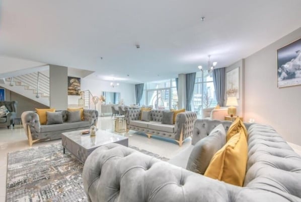 Living Room / Lounge