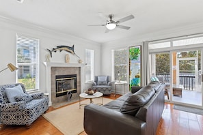22-A-Villa-Lago-Living-Alt