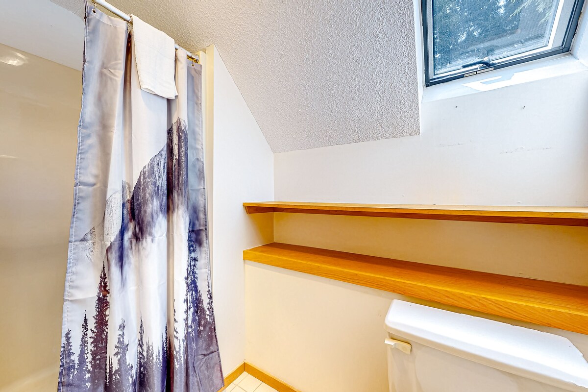Townhouse with winter shuttle access, grill, forests/pond view, fireplace, deck