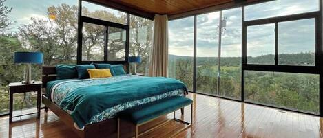 See the sunrise or sunset from master suite