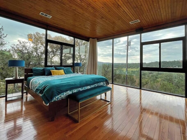 See the sunrise or sunset from master suite