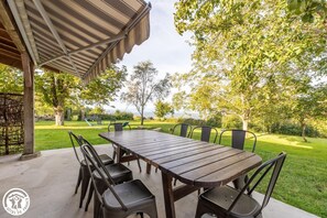 grande terrasse vue sur les puys