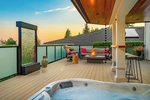 Outdoor spa tub