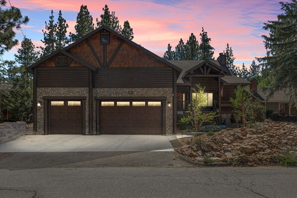 Book this ultimate Big Bear Lake cabin and create memories that last a lifetime.