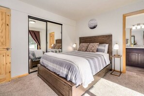 Boulder Bay Master Bedroom with dresser, dual nightstands and lamps, mirrored closet and large en suite bathroom.