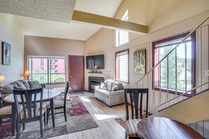 Living Room | Sleeper Sofa | Free WiFi | Smart TV | 3rd-Floor Unit