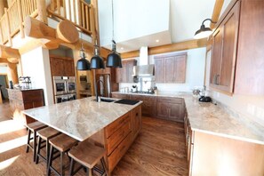 Large open and bright 
well-equipped kitchen. French door double oven.