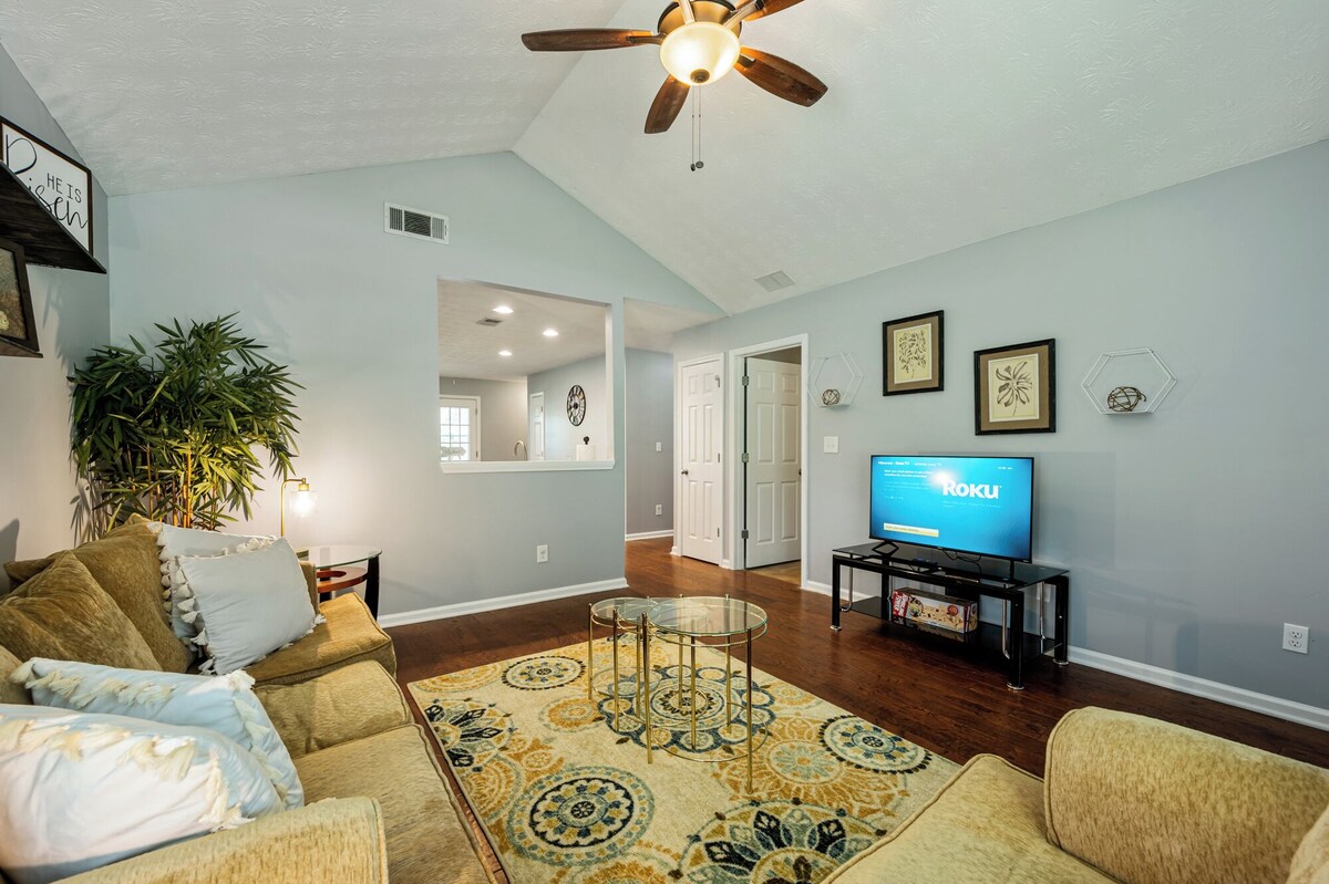 1 Mile to Lakepoint with Fenced BKYD, Pet-Friendly