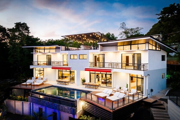 Welcome to Cabana de Playa, a luxurious oasis in the heart of the city
