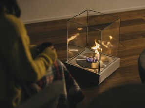 ・[Fireplace] Uses bioethanol as fuel and does not emit soot or odors