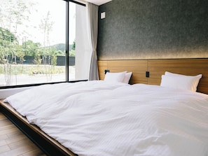 ・[Bedroom] There are 2 semi-double beds in each bedroom. The fluffy bed will soothe the tiredness of your trip