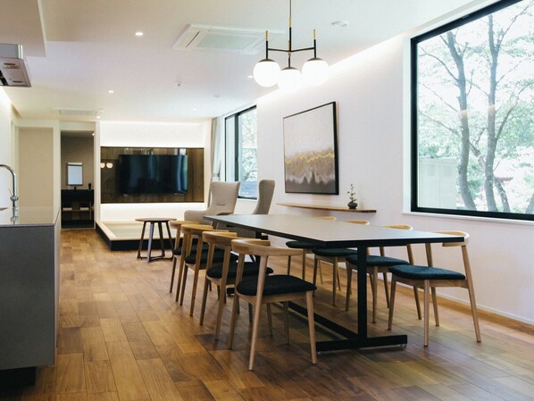 ・【Living room】Enjoy meals and chats in a spacious and comfortable space.