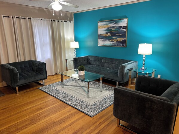 Family Room…….seating for 5