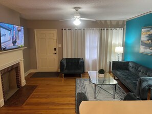 Family Room…….seating for 5