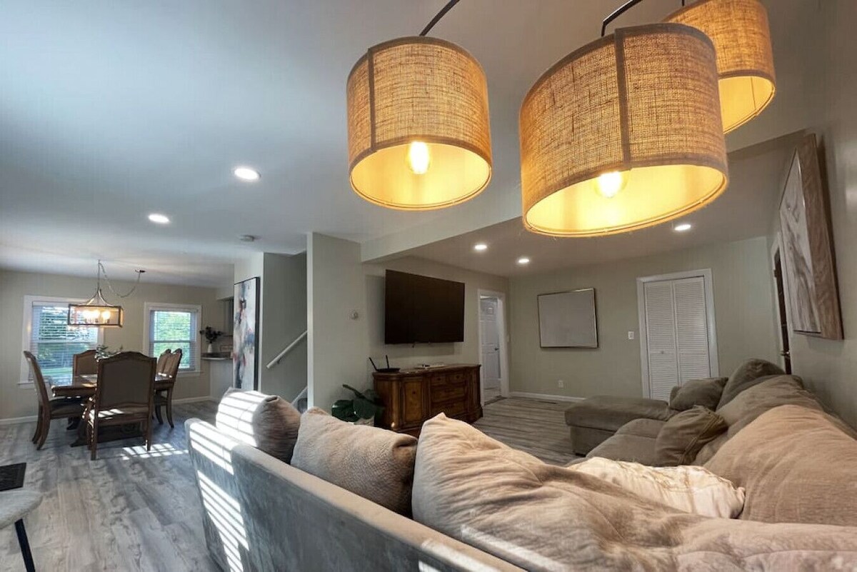 Large, Comfy Family House w/ Lake & Beach access