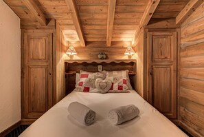 Bedroom 1 Chalet Blackbushe