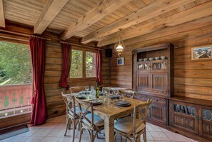 Dinning table Chalet Blackbushe
