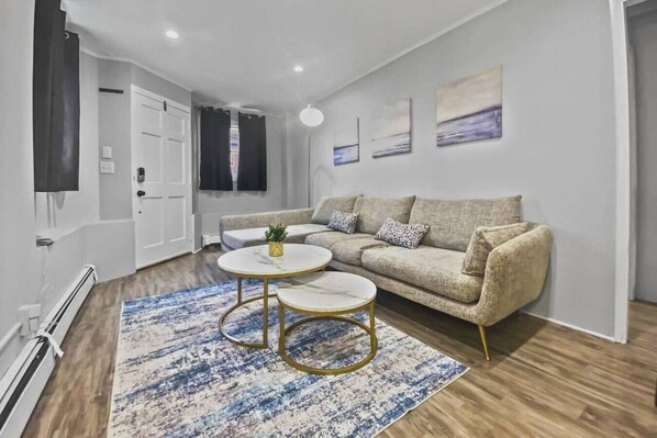 Charming Getaway: Bespoke Comfort, Prime Location
