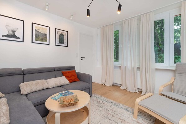 The living room's tasteful furnishings ensure a pleasant stay.