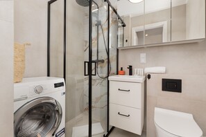 The bathroom's modern amenities ensure a comfortable stay.