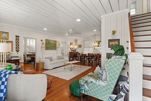 Ocean Jewell - Step in side for beach cottage charm
