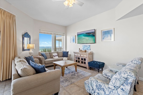 23-Crystal-View-304-Living