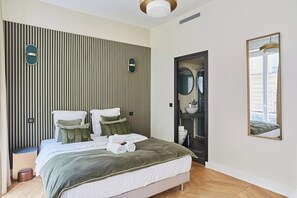 Chambre 2 avec salle de bain attenante