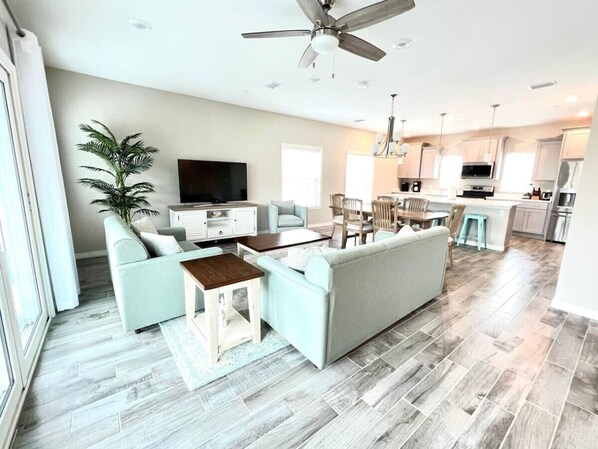 Beautiful open floor space for relaxing and savoring Florida weather