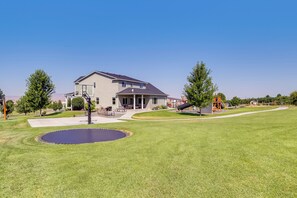 2-Story House | Trampoline | Basketball Court | 1 Mi to Columbia River