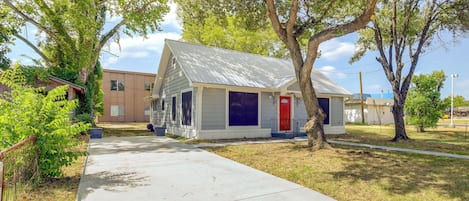 Hearne Vacation Rental | 2BR | 1BA | 1,175 Sq Ft | 3 Steps to Access