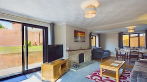 Dartmouth House a spacious holiday home close to the beach 