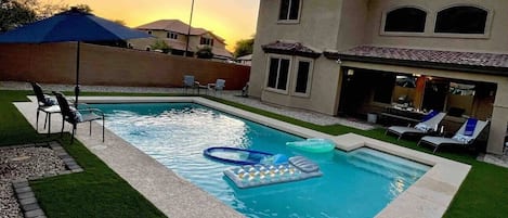 Private backyard Oasis! With Large heated pool  all year long (no fee for heating) Shaded patio with fan! Propane fire pit and corn hole! Pool basket ball hoop! 2 Sun lounge chairs. 