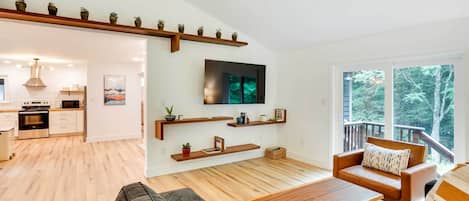 Saugerties Vacation Rental | 1BR | 1BA | Stairs to Enter | 1,000 Sq Ft