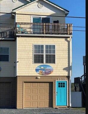 PRIVATE SHOWER HOUSE NEXT TO ENTRY